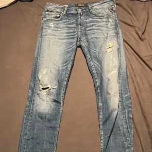 Skitsnygga replay jeans som tyvärr inte passar mig Skick 9,5/10 Nypris 1800 Kan möjligtvis gå ner lite i pris vid snabb affär 