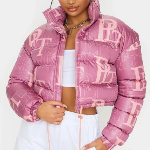 Plt Puffer Jacket 🩷 - Jag använder inte den nån mer:/ Kanske någon som vet hur man stylar den mer än vad jag kan 🥰