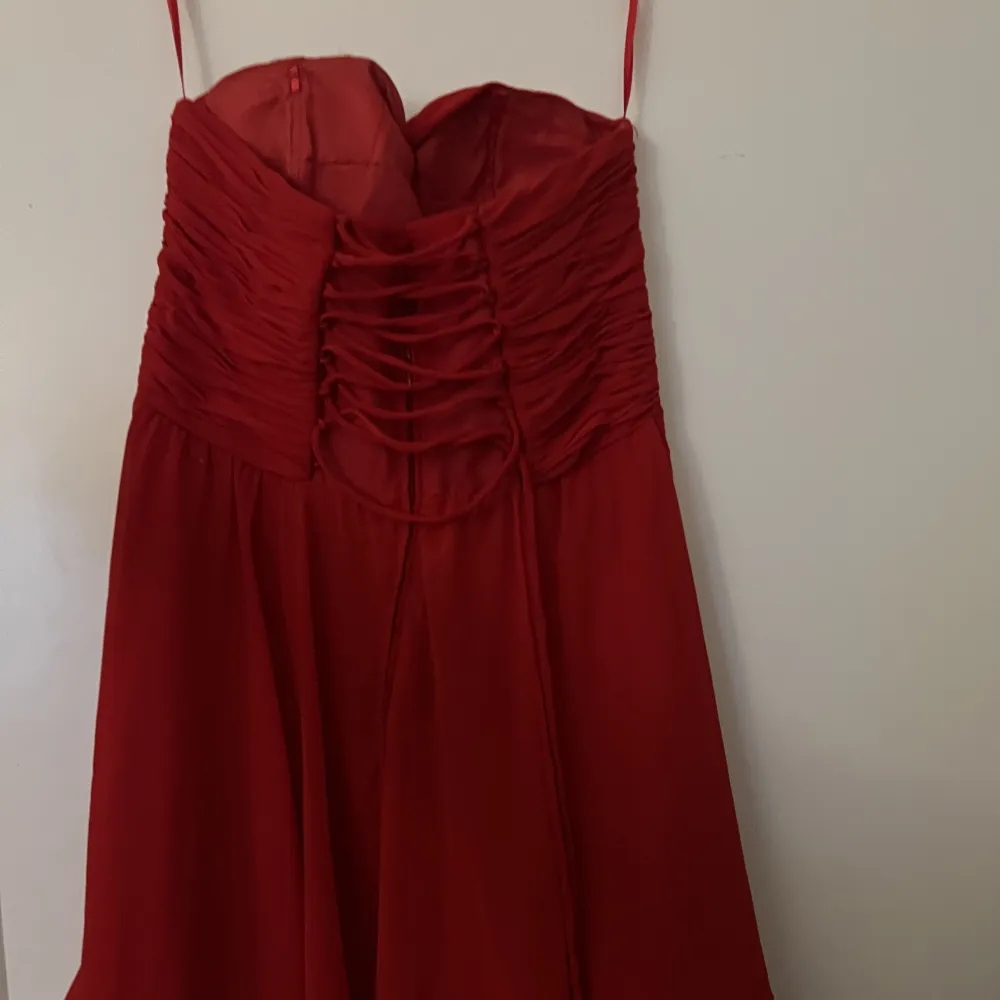 Röd korsett klänning, knappt använd . Klänningar.
