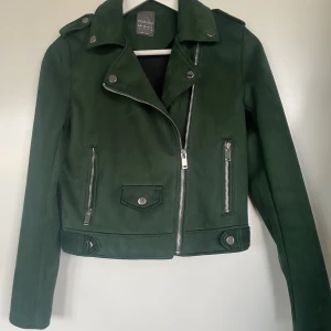 Mossgrön jacka - En mossgrön jacka i mockaimitation. Mycket bra skick 💚🤍