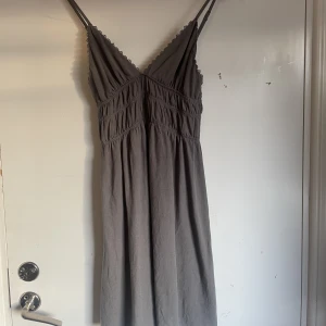 Klänning från pull&bear - Säljer denna klänning från pull and bear för att jag jag behöver pengar🙃 Storlek S, köparen står för frakt.
