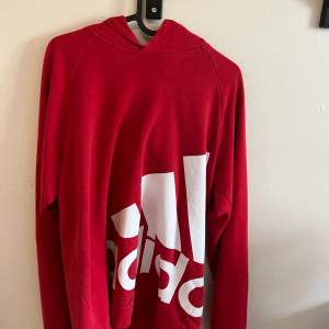 Adidas, hoodie, mycket bra skick, röd, basic original pris: 450kr