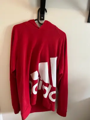 Adidas, hoodie, mycket bra skick, röd, basic original pris: 450kr