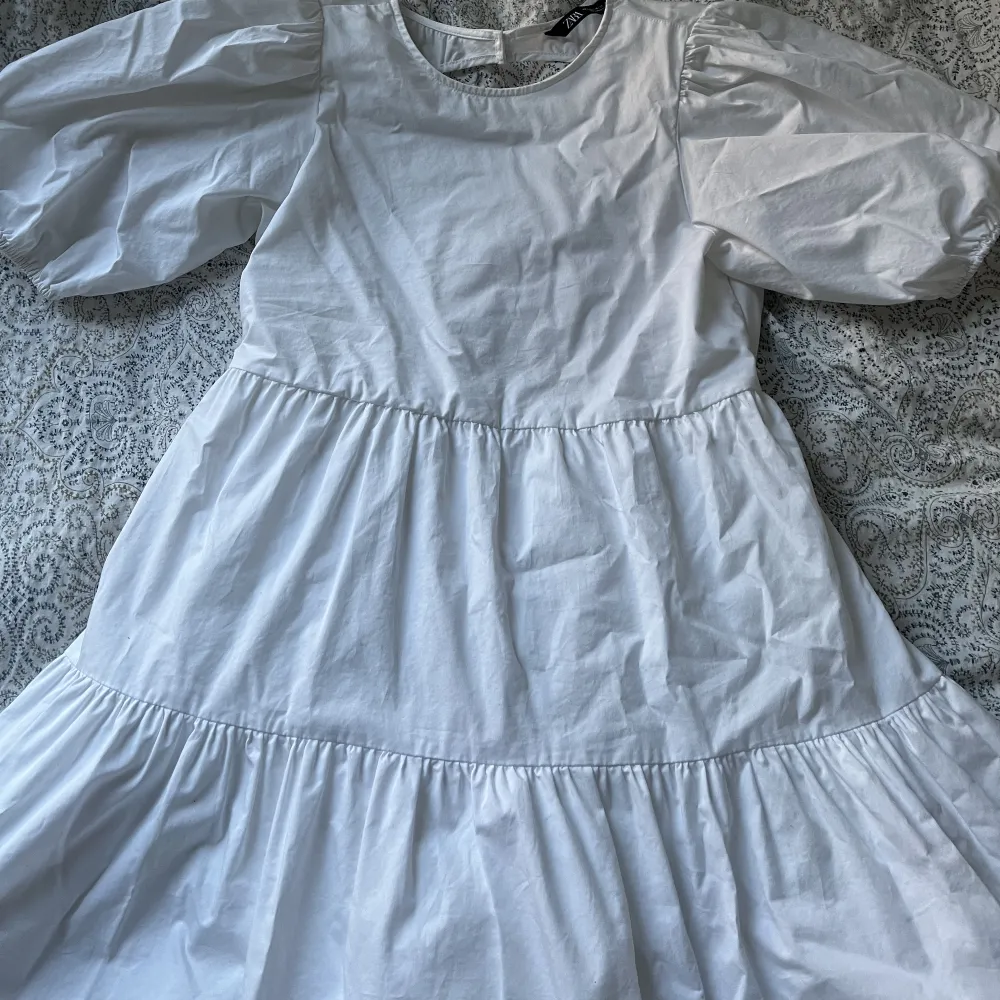 En jättefin vit klänning från Zara som köptes förra året. Har endast används en gång på konfirmationen så är i jättebra skick. Öppen i ryggen med knyten. Säljer pga att jag inte använder den. . Klänningar.