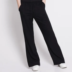 Linnebyxor - Säljer svarta linnebyxor ifrån lager 157 i xs. Använda lite, men upplever att de är för korta för mig som är 180cm därav säljer jag de. Skickar gärna bild vid intresse!