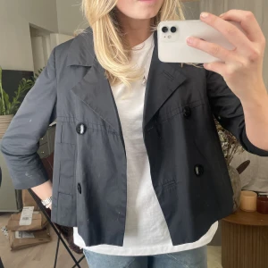 Trekvartsarmad jacka - Jacka me trekvartsarm i marinblått!💛