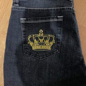 Säljer nu mina jätte fina Victoria Beckham jeans, vintage❤️ straight/bootcut, midwaist/low. Äkta, nypris runt 1300 (säljs ej längre) passar för någon runt 160 ish. ❤️ innerbensmått 76