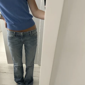 Lågmidjade jeans❤️‍🔥 - Jätte snygga lågmidjade jeans köpta på plick som var för små för mig! Storlek 34💖