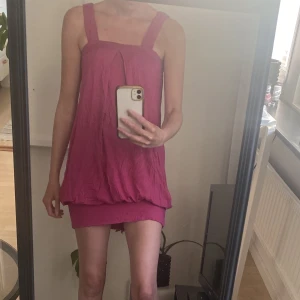Färgglad klänning i mörkrosa - Färgglad klänning i mörkrosa. Storlek 34/36 och jätteskönt material. Köpt från Ellos. 