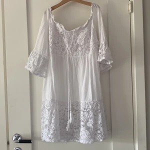 Strandklänning☺️💓 - Supersöt strandklänning, vit med spets och vringning med knytning💖  perfekt till stranden eller bara som vanligt☀️ köpare står för frakt😆
