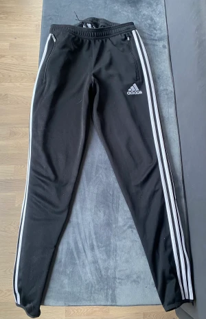 Adidas träningsbyxor  - Klassiska träningsbyxor från adidas. Använda Max fem ggr. Djur - och rökfritt hem!