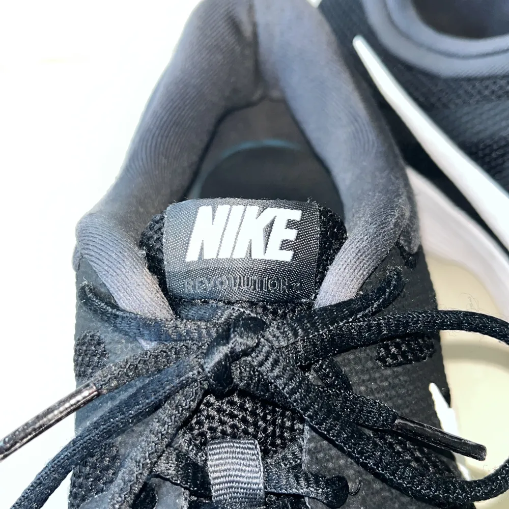 Löparskor Nike Revolution 4 storlek 41. Har tecken på användning men är i gott skick. Nypris ca 700kr. Skor.