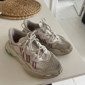 Adidas Ozweego - Storlek 38. Använda men bra skick. Sjukt sköna att gå i.