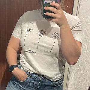 T-shirt med tryck  - T-shirt med tryck från Zalando. Hittar ej storlek i den men skulle säga M. 