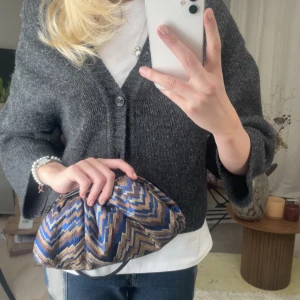 Missoni mönstrad väska - Supersöt väska i missoni mönster! Passar till vardags och till kvällar😍 perfekt till sommaren!