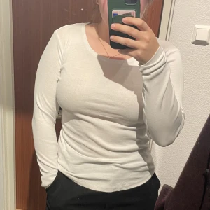 Långärmad tröja - Vit långärmad tröja i storlek m. Fint skick. 