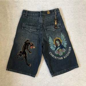 Vintage Christian Audigier jeans shorts med tag kvar. Bokstavligen oanvänd, säljer pågrund av att den aldrig kommit till användning.   Peace and love✌🏽🌟