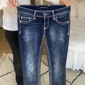 Super snygga true religon liknade jeans som tyvärr inte passar mig. Vet ej säkert va storleken är men kontakta för mer information.💓