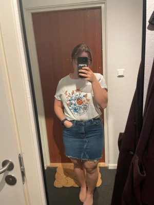 Jeanskjol - New look jeanskjol storlek 40. Knappt använd. 