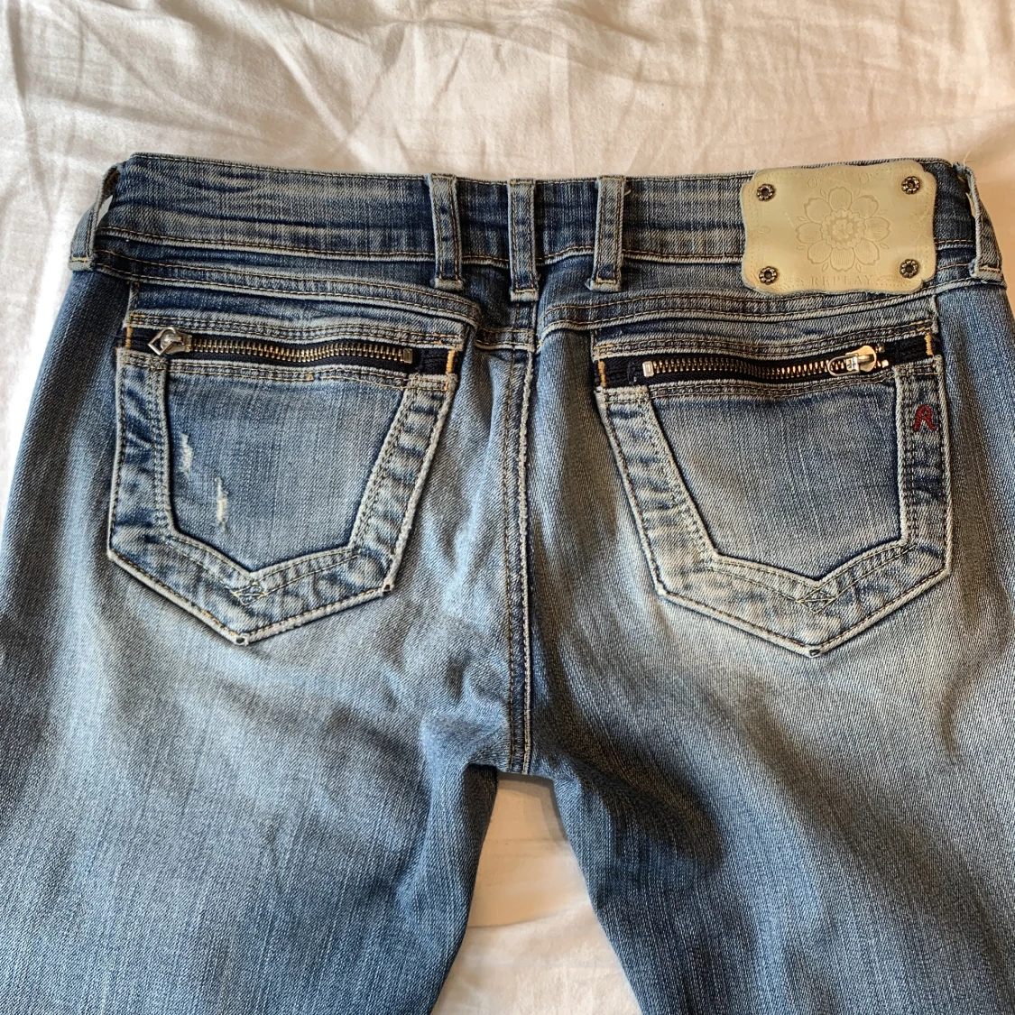 lågmidjade replay jeans