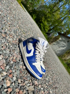 Air jordan 1 - Air jordan 1 kentucky blue i hyfsat bra skick. Orginal oris 2400kr.  Orginal kartongen ingår, men du står för frakten. Säljes pågrund av att de är för små. Priset kan diskuteras, mer bilder finns