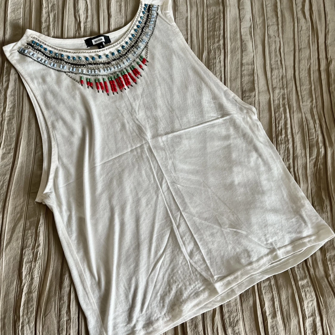 Vitt linne med pärlor  - 90