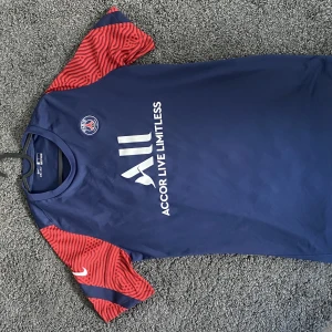 PSG - En psg träningströja som ej blivit använd då den är för stor. Det är storlek M med passar L också.