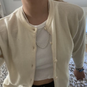 Stickad kofta  - Stickad kofta inköpt vintage i Paris. Säljer billigt pga nopprig och lite sliten sedan innan. Väldigt fin nu till sommaren. Passar S-L