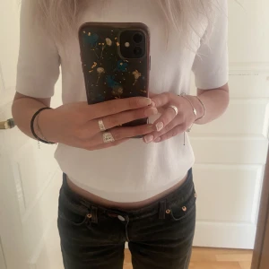 Stickad kortärmad tröja Zara - En vit kortärmad stickad tröja från zara som är i nyskick. Säljer pågrund av att den inte används. 