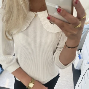 Vit tröja🤍 - Säljer min snygga vita tröja/blus som tyvärr inte kommer till användning😊