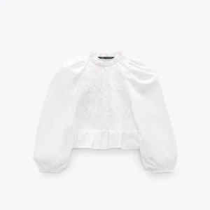 Zara blus  - Jättefin blus från zara som inte kommer till användning. Endast använd 1 gång. Köpt för 360 kr. Budgivning fån 250kr. 