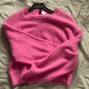 Stickad tröja - Från HM i storlek M, superfin att ha typ över klänningar!