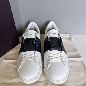 Valentino skor - Säljer ett par väldigt ovanliga valentino open sneakers i storlek 44, cond 10/10 använda en gång och ser helt nya ut. Kommer med OG box och dustbags. 