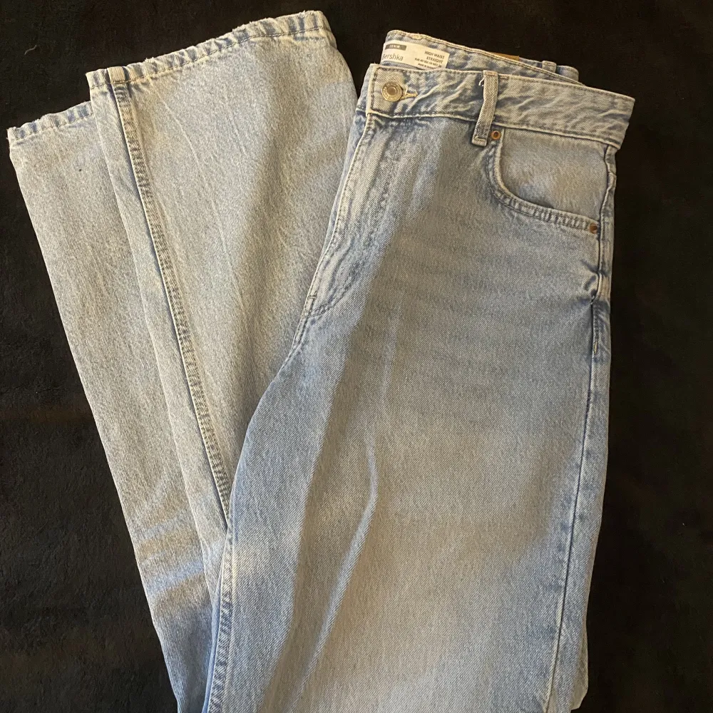 Straightleged jeans i storlek 42. Innerbenslängd ca 80cm. Aldrig använda.. Jeans & Byxor.
