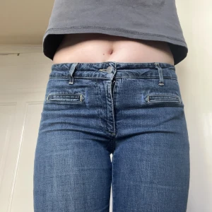 Flared jeans midwaist boomerang - Boomerang jeans utan bakfickor köpta på myrorna🩷defekt: en liten reva brevid en av fickorna och en reva baktill, som båda sytts igen med blå tråd. Syns inte när man har på sig byxorna. Lite stretchiga, midjemått 79 cm. De passar bra på mig som är 165cm. 