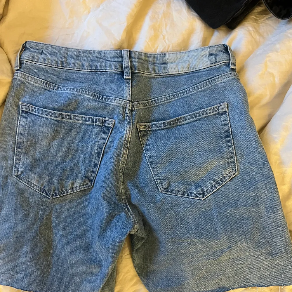 jeans shorts i Storlek 36. Passar även än 34 om man önskar att ha en oversize-look. Shorts.