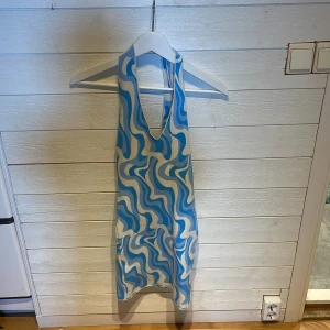 Ny klänning  - Helt ny klänning som ger en fin form med superskönt material. Säljer för de inte är min stil