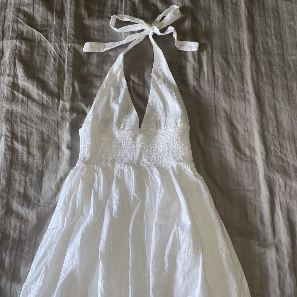 En otroligt fin broderad vit klänning från zara! Använd 1 gång. Klänningar.