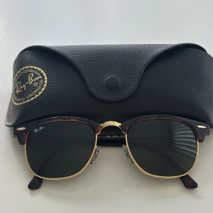 Ray Ban solglasögon - Ray Ban solglasögon, skick 9/10 inga skador, storlek one size. Saker som fodral skickas med.