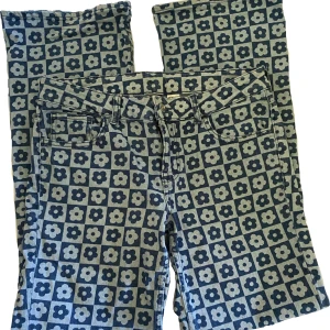 blommiga jeans - jätte söta lågmidjade jeans från H&M ⭐️ lite utsvängda i modellen 