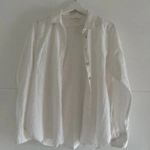 Linneskjorta - Allas favorit till sommaren, LINNESKJORTAN!!! Endast använd 1 gång!🤍