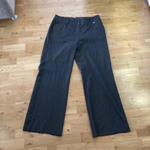 Kostymbyxor - Baggy raka vintage kostymbyxor från Kappahl. Vet inte storlek men skulle säga att dem passar 32/34. Hör av dig om du har några frågor eller vill ha fler bilder!