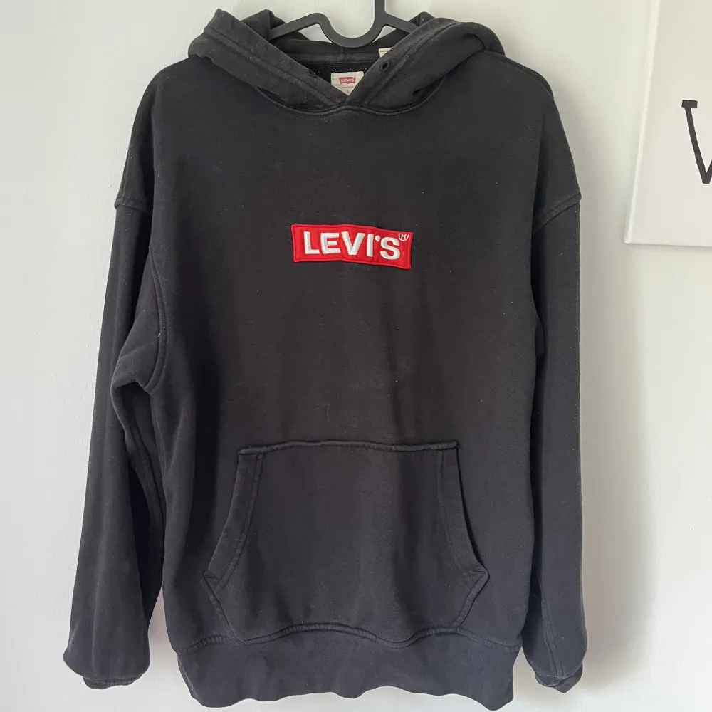 Levis hoodie i storlek S. Den är svartare i verkligheten än vad den ser ut. Priset går att diskuteras!!. Hoodies.