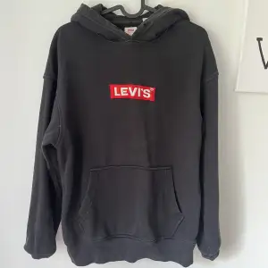 Levis hoodie i storlek S. Den är svartare i verkligheten än vad den ser ut. Priset går att diskuteras!!