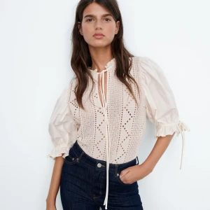 Söt topp från Zara💕 - Söt sommartopp från Zara. Är i stl M, men har krympt i tvätten så jag skulle säga att den är stl XS/S. Bra skick, inga defekter eller fläckar.