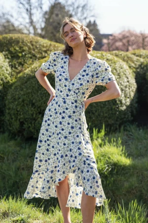 Midsommarklänning  - Fin, nästan oanvänd, sommarklänning!!Använt 1 gång på midsommar men är tyvärr för liten för mig nu. 