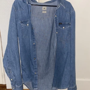 Jeansskjorta - Skjorta från Lee i strl L. Använd några gånger endast. Ingen defekt