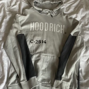 Hoodrich hoodie - Säljer pga inte min stil. Köpt från jd sports för 850 kr. Säljer för 500 och är storlek M. Säljer också byxorna som passar. Säljer billigt då jag vill bli av med den. 