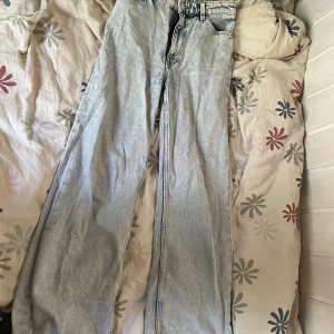 Jeans - Fina jeans från monki i modellen yoki, sparsamt använda, lite högmidjade. 