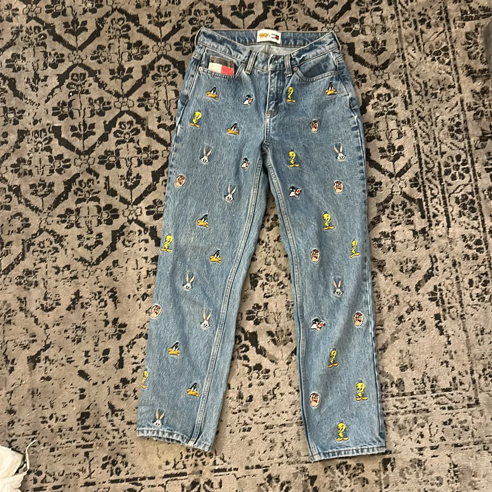 Säljer Tommy hilfiger jeans X looney tunes.  Skit snygga jeans som är i storlek xs men kan också passa som S. Ny pris är 1800 men säljer dem för 1000, priset kan diskuteras. Jeans & Byxor.